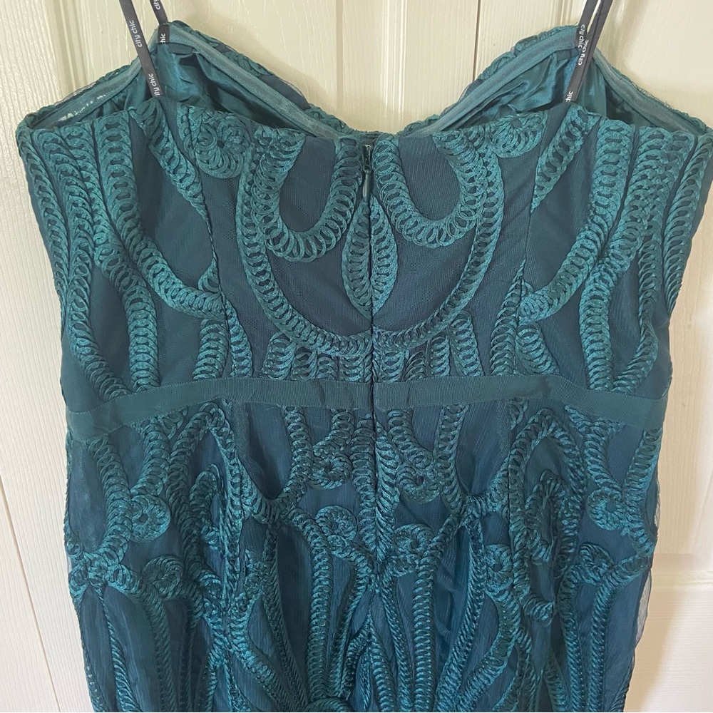 Elegant Green Lace Midi Dress - Picture 10 of 13